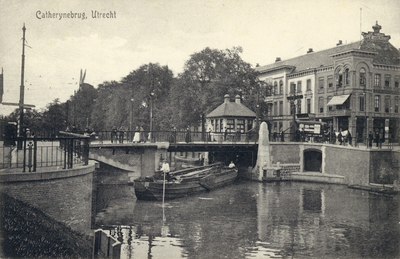 2122 Gezicht op de Stadsbuitengracht te Utrecht met in het midden de Catharijnebrug; rechts de ingang van het Vredenburg.